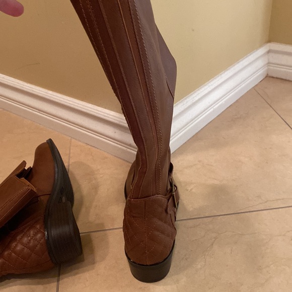 *NEW AND NEVER WORN* Brown Boots - Picture 2 of 4